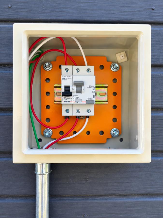 Tablero exterior para bomba